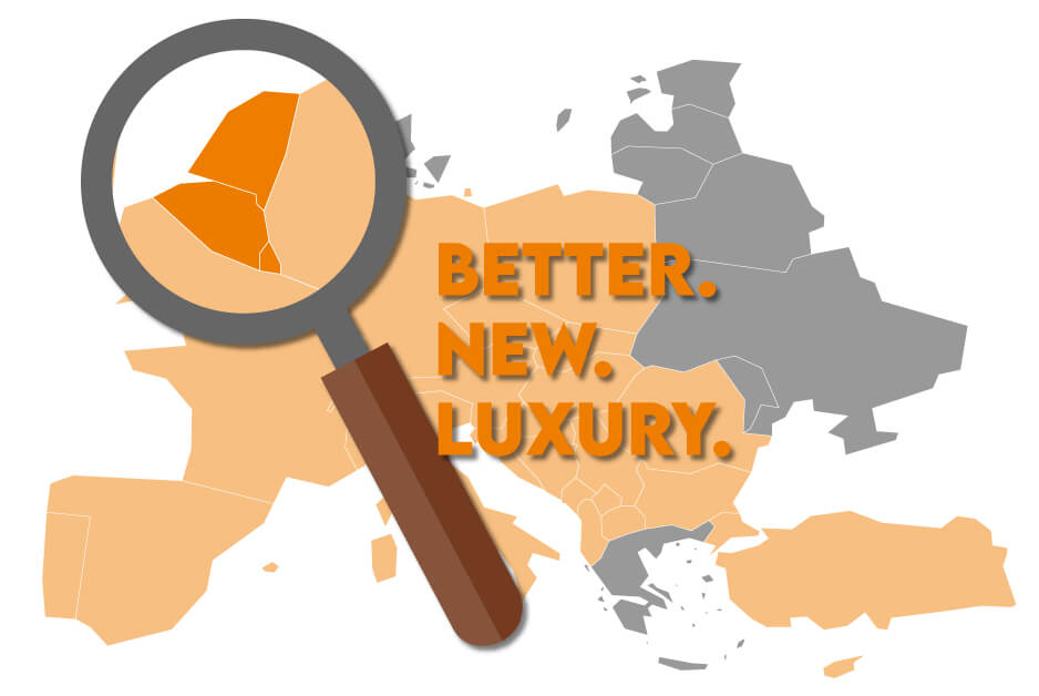 Europakarte mit Lupe und dem Text Better. New. Luxury. in orangefarbenen Akzenten.