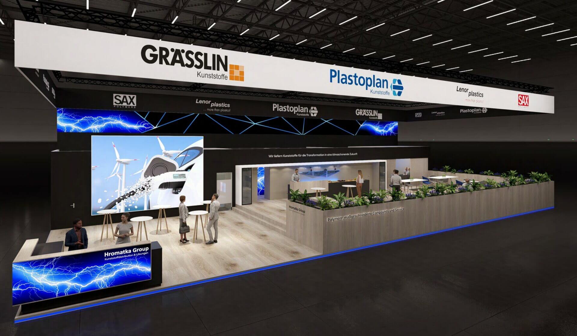 Moderner Messestand für Kunststoffe mit Branding von Grässlin, Plastoplan, und Hromatka Group, mit Besuchern und Displays.